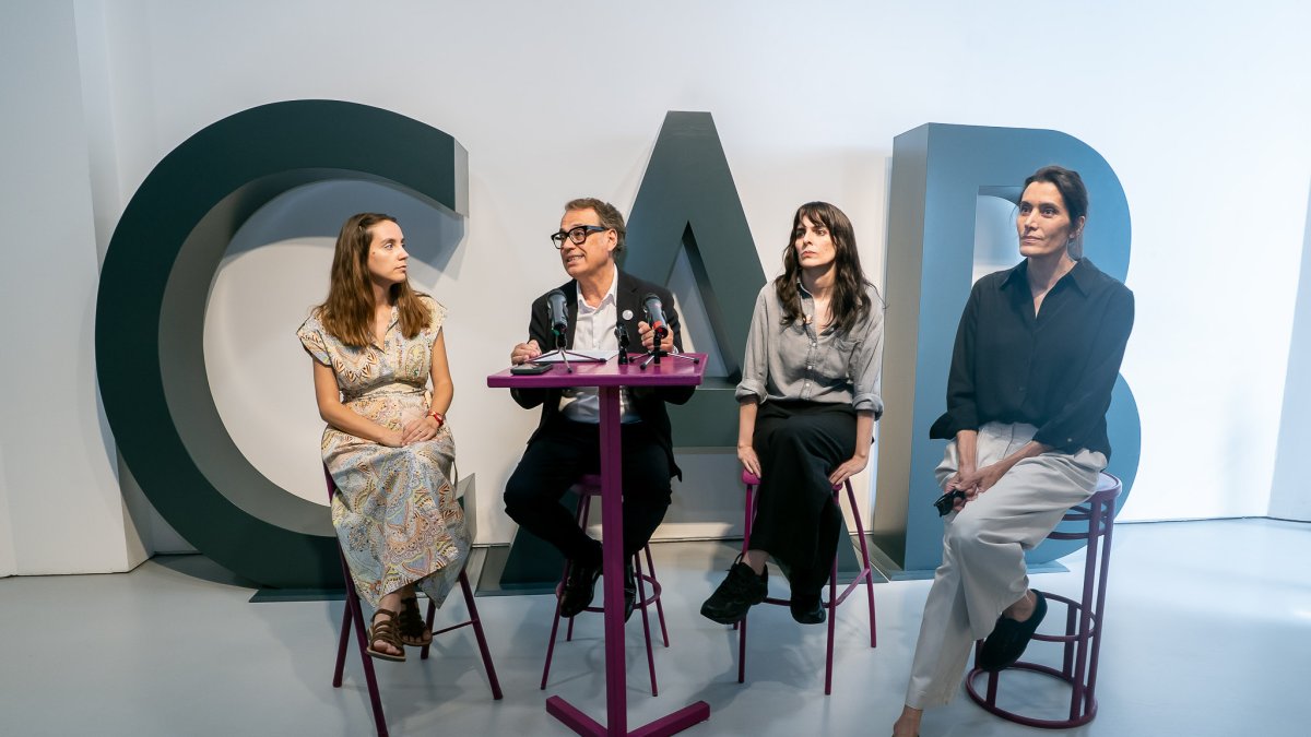 Noemi Iglesias, Javier del Campo (director de Arte de Fundación Caja de Burgos), Flávia Vieira y Amparo Sard, en un momento de la presentación del nuevo ciclo. 