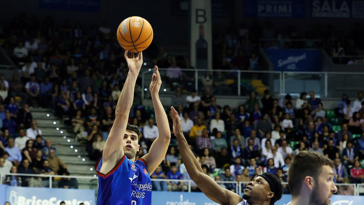 Corbalán lanza a canasta durante un partido contra Zamora.