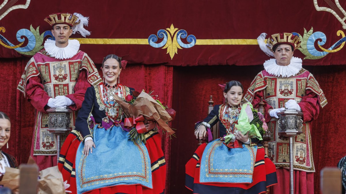 Instante del acto de proclamación de las reinas y damas 2025.