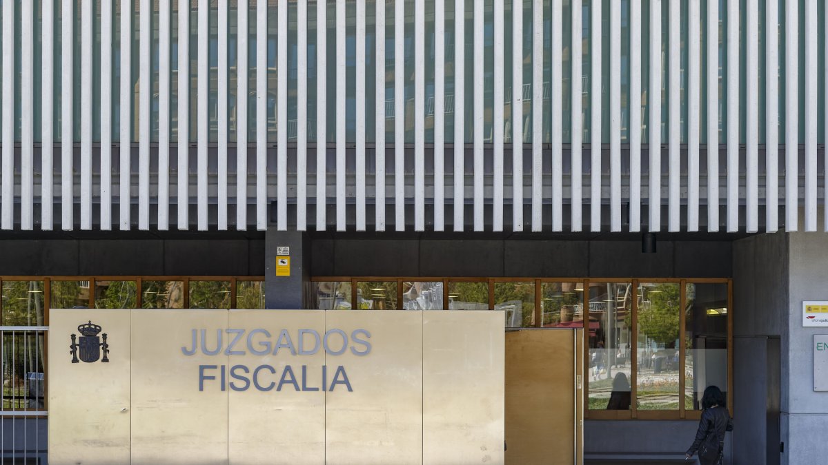 Imagen del acceso principal de los juzgados de Reyes Católicos.