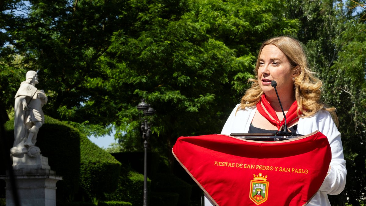 La alcaldesa en un instante de la presentación del pañuelo de fiestas.