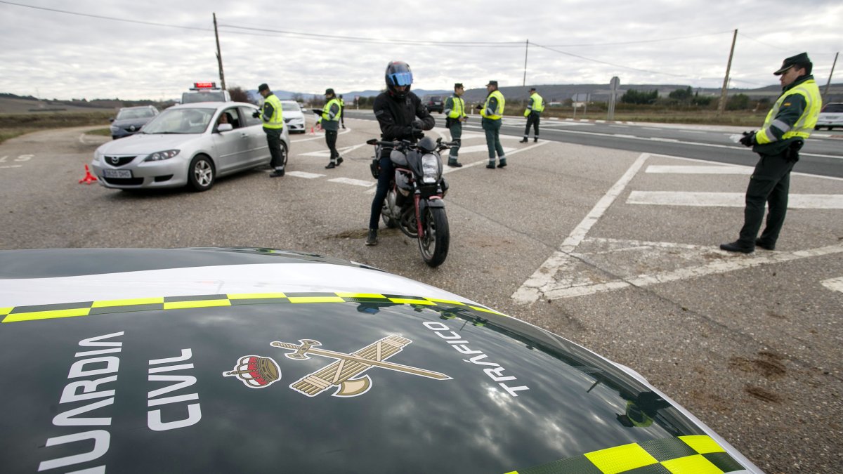 Imagen de un control de la Guardia Civil a un motorista.