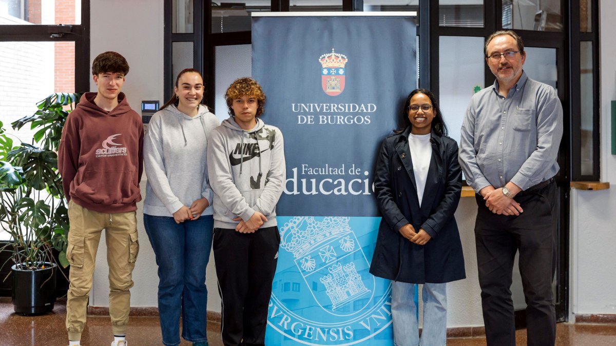 Los alumnos Alicia Díez, David Lezcano, Lucía Toyos, Lucas Herrero y Jesús Álvarez viajarán a Bangaloe junto con el profesor Jesús María Álvarez.