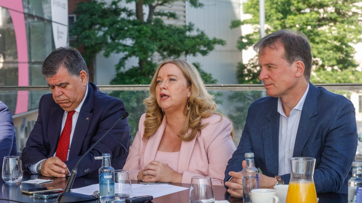 La alcaldesa, Cristina Ayala, flanqueada por Juan Manuel Manso y de Borja Suárez, en un instante del balance de dos años al frente del Ayuntamiento de Burgos.