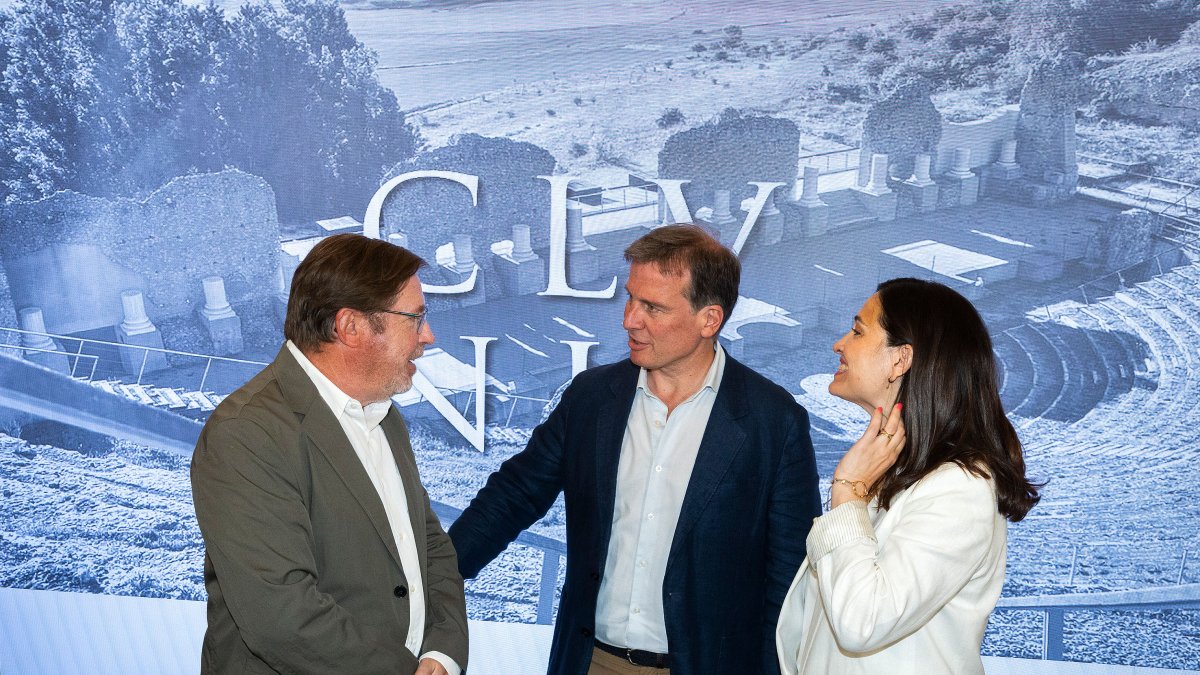 Borja Suárez, en el centro, junto con Miguel Ángel de la Iglesia, codirector del yacimiento arqueológico de Clunia, y Laura García, responsable técnica del proyecto de mejora.