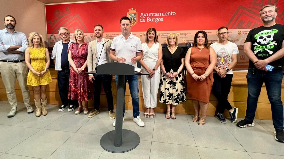 De la Rosa junto a los concejales del PSOE.