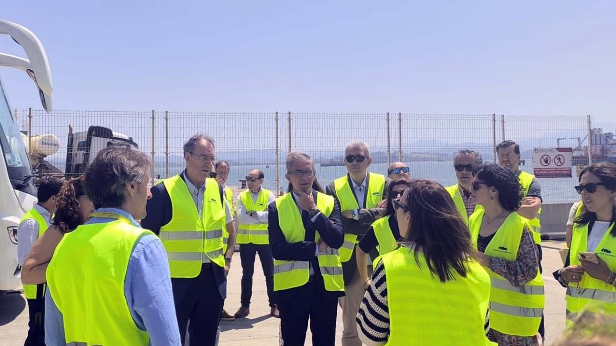 Empresarios burgaleses estrechan lazos logísticos y comerciales con el Puerto de Santander en una visita institucional organizada por FAE.