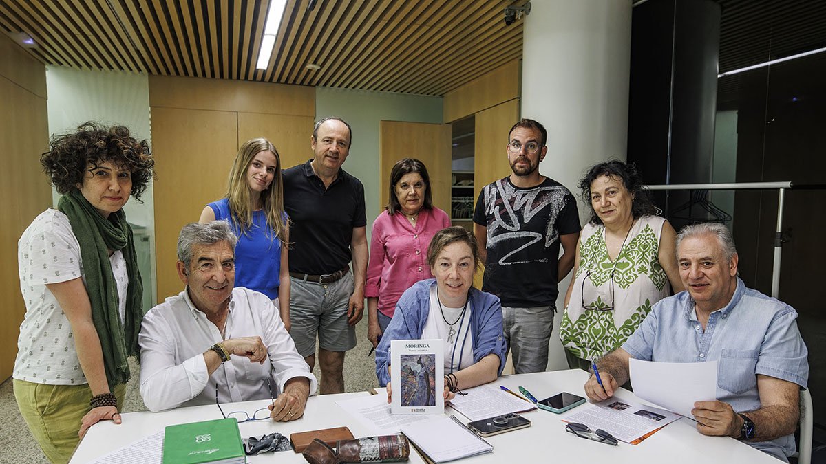 El profesor Jesús Pérez (con polo negro) y parte del alumnado de la Escuela de Escritores de Burgos presentan en el MEH el libro colectivo de relatos ‘Moringa’.