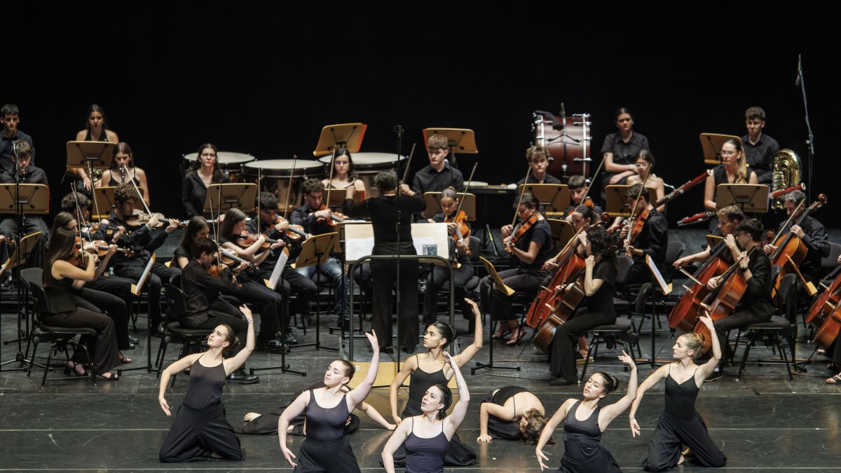 La Orquesta Sinfónica de 3º a 6º de Profesional del Conservatorio, bajo la dirección de Raquel Rodríguez, y el alumnado de primero de Contemporáneo que abrió la gala.