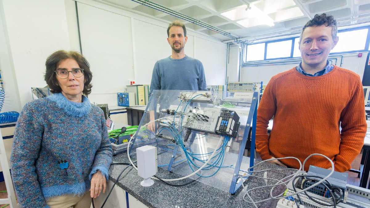 Matilde Sanfos, Eduardo Bayona y Jesús Enrique Sierra, en su laboratorio de la UBU.