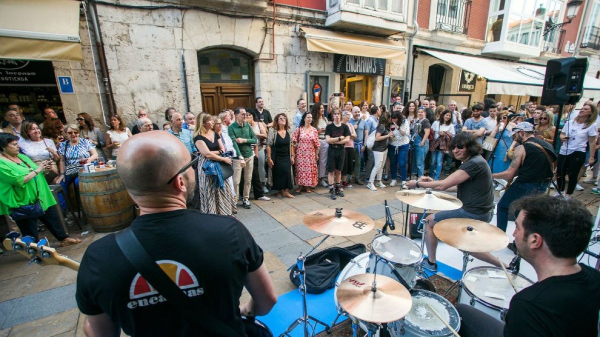 El público participando en el concierto fiestón organizado el año pasado por El Pez y Spritzería Encarna's.