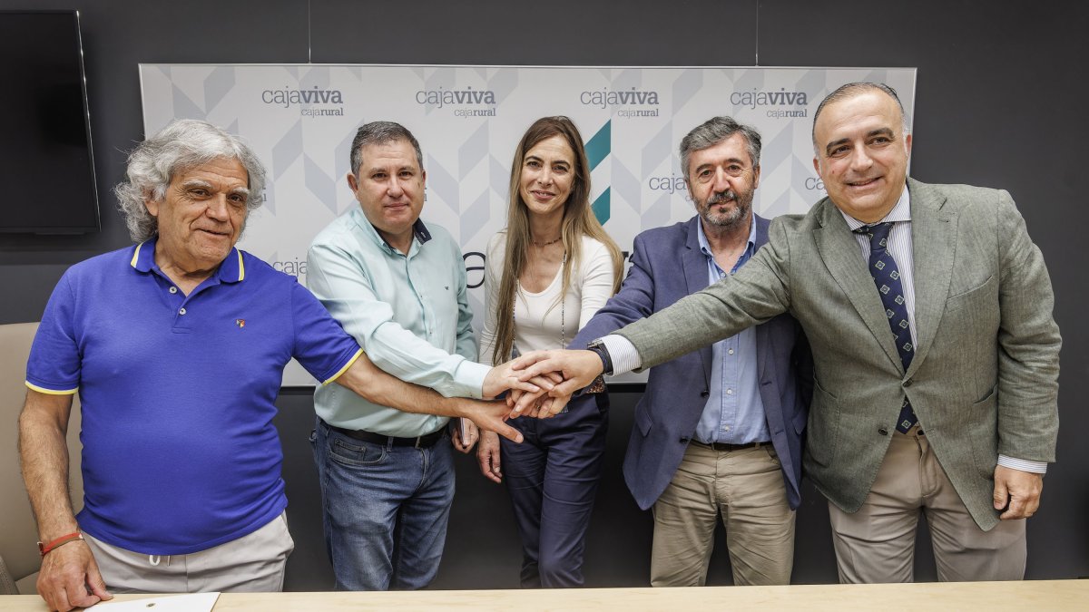 Miguel Santamaría, José Manuel Carbonell, la edil Carolina Álvarez, Tomás Fiscal (Fundación Caja Rural) y Rafael González, de la IGP.