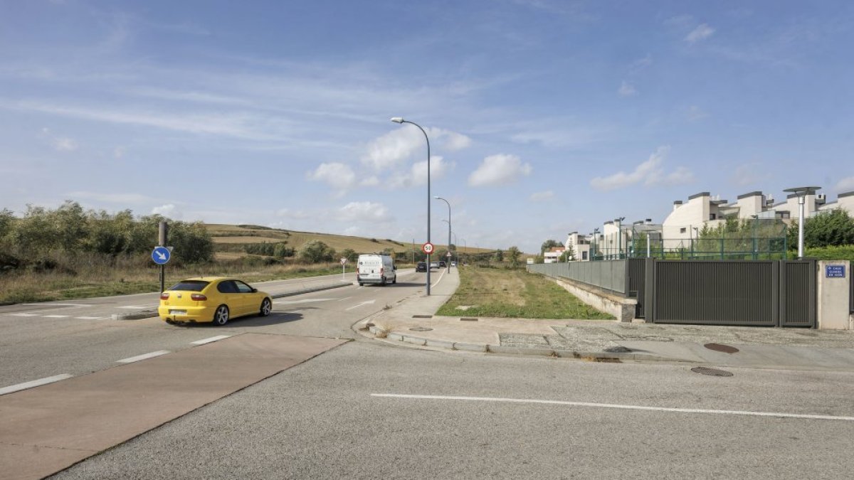 A partir de este cruce, a la altura de la calle Gumiel de Izán, el bulevar pasa de dos carriles de circulación (incluido el carril bus) a uno.