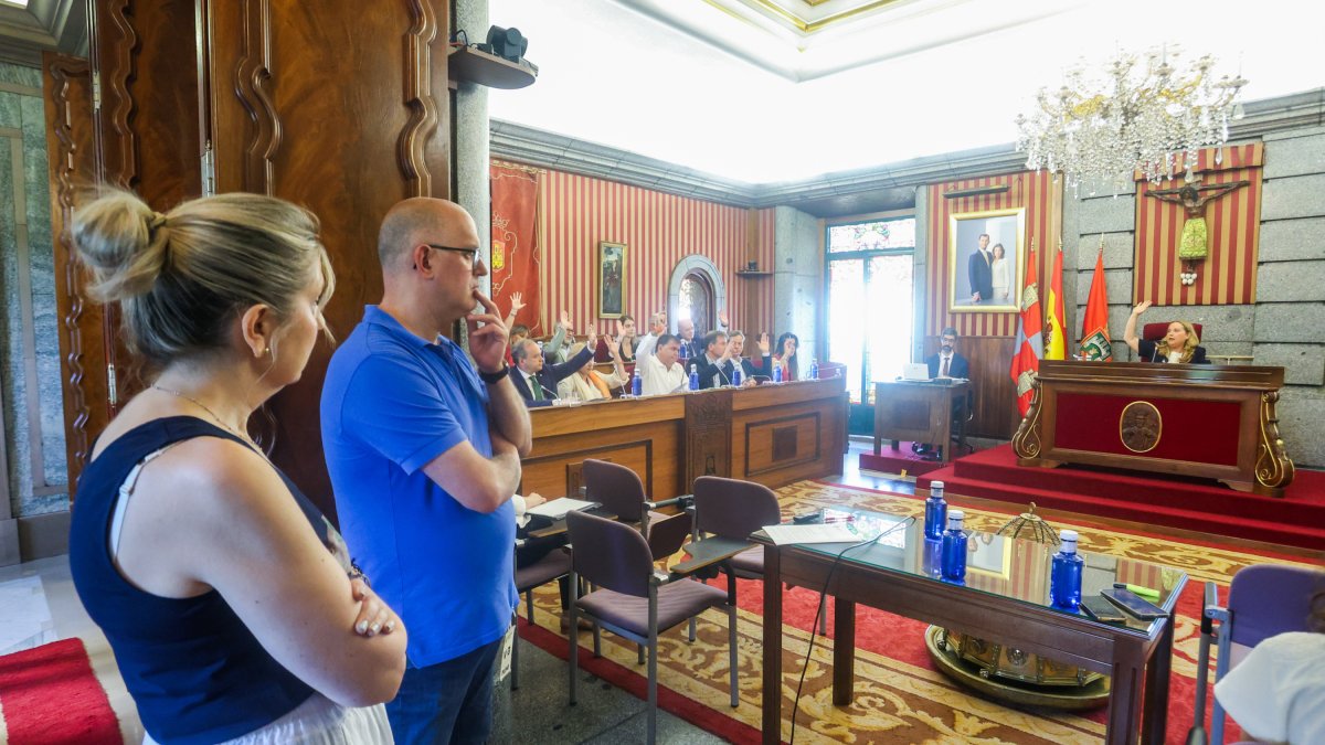 Hosteleros acudieron al pleno municipal de junio.