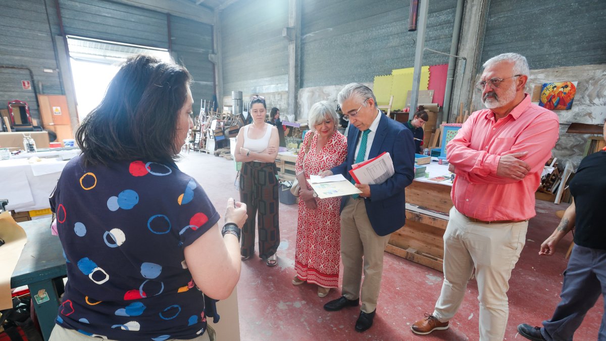 Visita del Delegado de la Junta en Burgos, Roberto Sainz, al programa mixto de Formación y Empleo que desarrolla Fundación Lesmes en la empresa de inserción GRM.