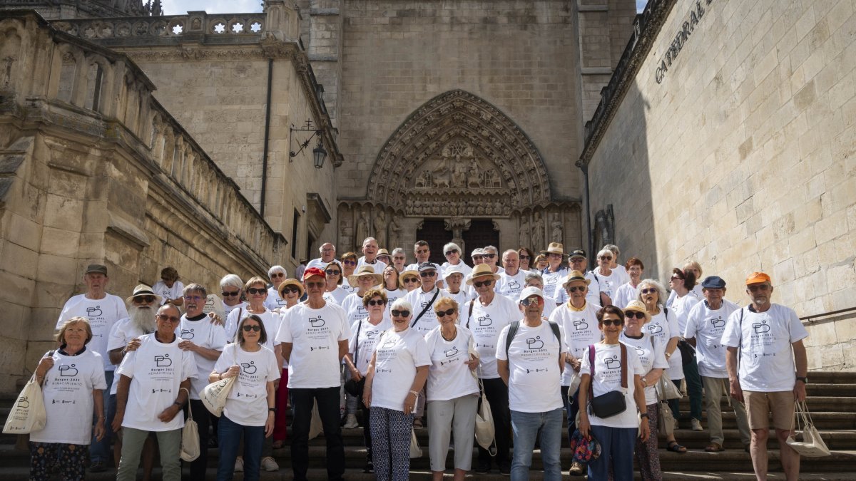 Participantes en el encuentro en la escalinata de la puerta del Sarmental de la Catedral de Burgos.
