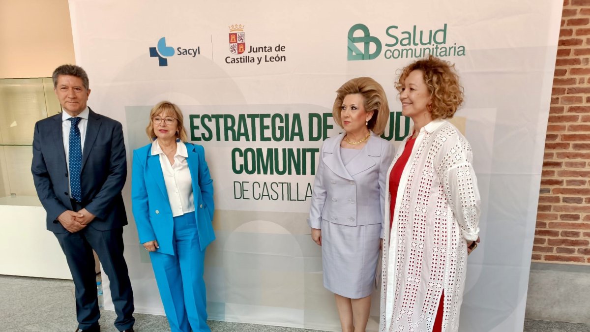 La gerente regional de Salud, Violeta Martínez Pindado (segunda por la derecha), en la presentación del Plan de Estrategia de Salud Comunitaria.