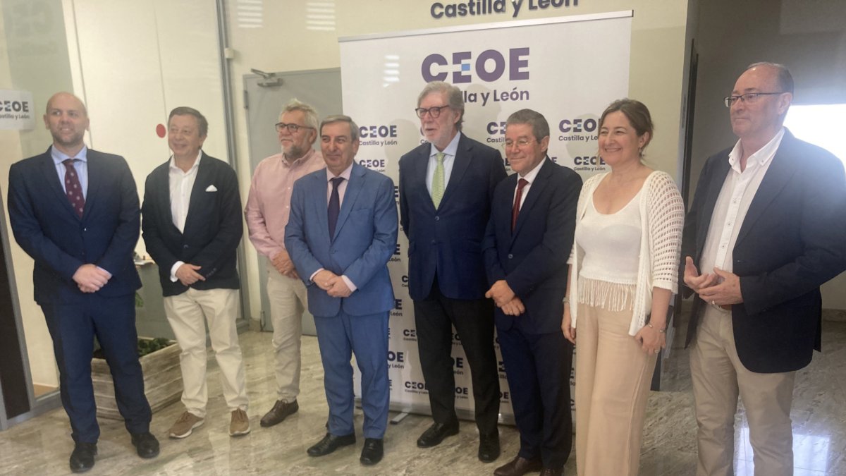 Sanz Merino y Aparicio, junto al resto de la Junta Directiva de CEOE CyL.