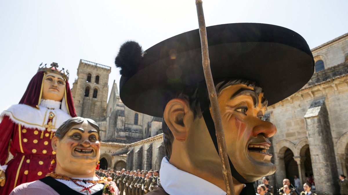 Gigantillos y gigantones, a las afueras del Monasterio de las Huelgas, con motivo de la festividad del Curpillos.