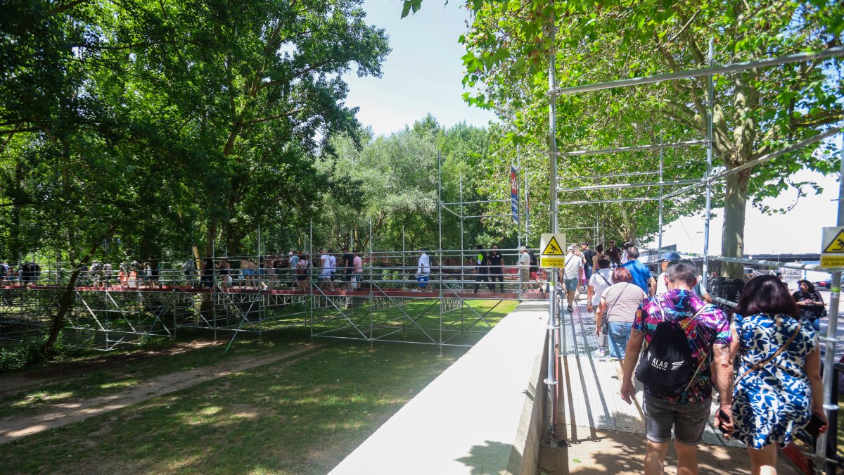 La pasarela provisional de La Quinta, pasado el mediodía, con cientos de personas dispuestas a celebrar la Jira del Curpillos.