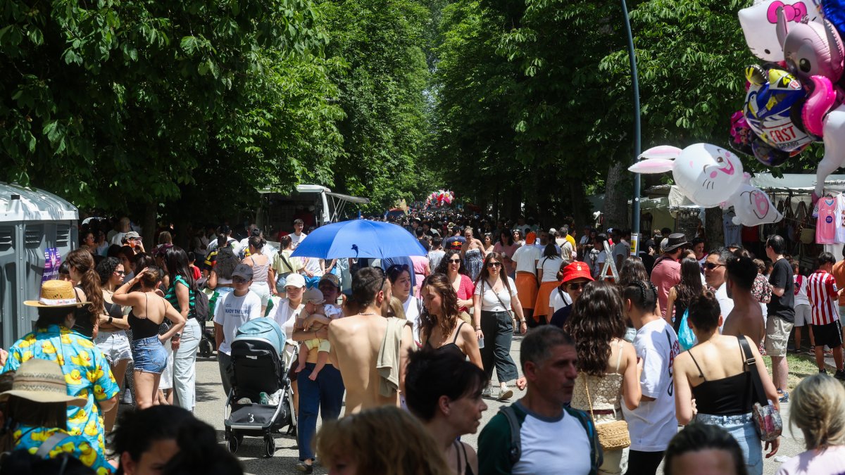 El calor sofocante se solventaba con ganas de fiesta, pistolas de agua y algo de beber.