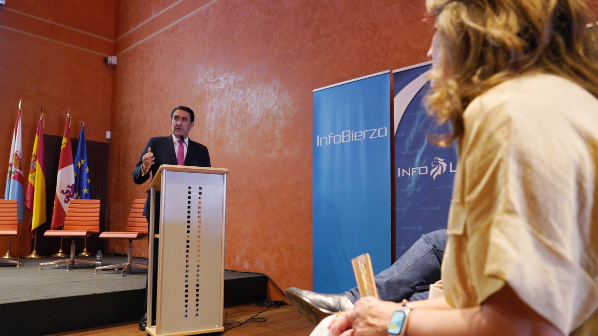 El consejero de Medio Ambiente, Vivienda y Ordenación del Territorio, Juan Carlos Suárez-Quiñones, durante la celebración del Foro Nexo Noroeste organizado por infobierzo.