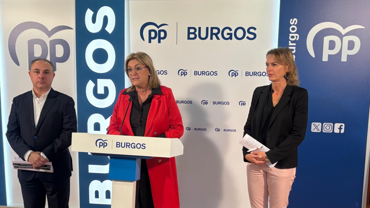 Inmaculada Renedo compareció este sábado acompañada por los parlamentarios Emilio Berzosa y Lorena de la Fuente.