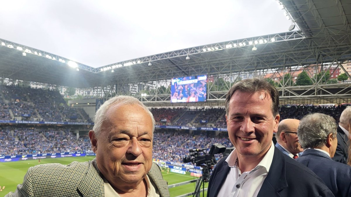 Gonzalo Santonja y Borja Suárez en el estadio Carlos Tartiere de Oviedo.