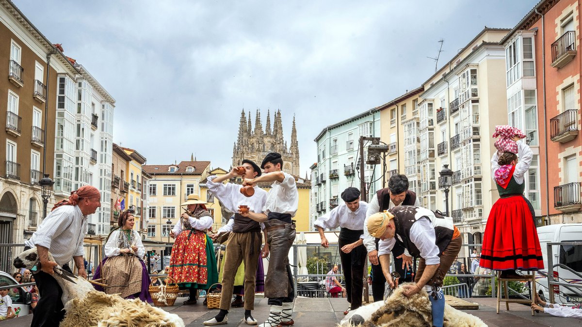 Recreación del cuadro 'El equileo' de Marceliano Santamaría que cada año recrean en el Festival del Esquileo de los Cucos.