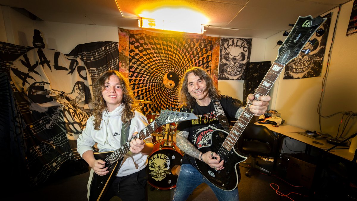 Guille y Paco Sánchez, padre e hijo y guitarristas de la banda burgalesa Akaldo.