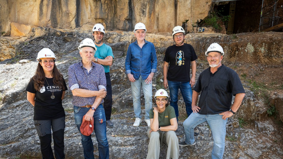 María Martinón(i), Juan Luis Arsuaga, Marina Mosquera e Ignacio Martínez delante. Alfonso Benito (i), José Miguel Carretero y Andreu Ollé detrás, coordinan los trabajos en diez yacimientos.