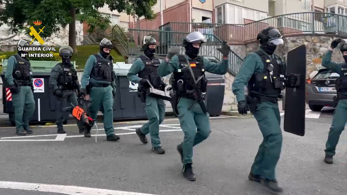 Intervención de la Guardia Civil para desmantelar un grupo que robó el 36 supermercados.