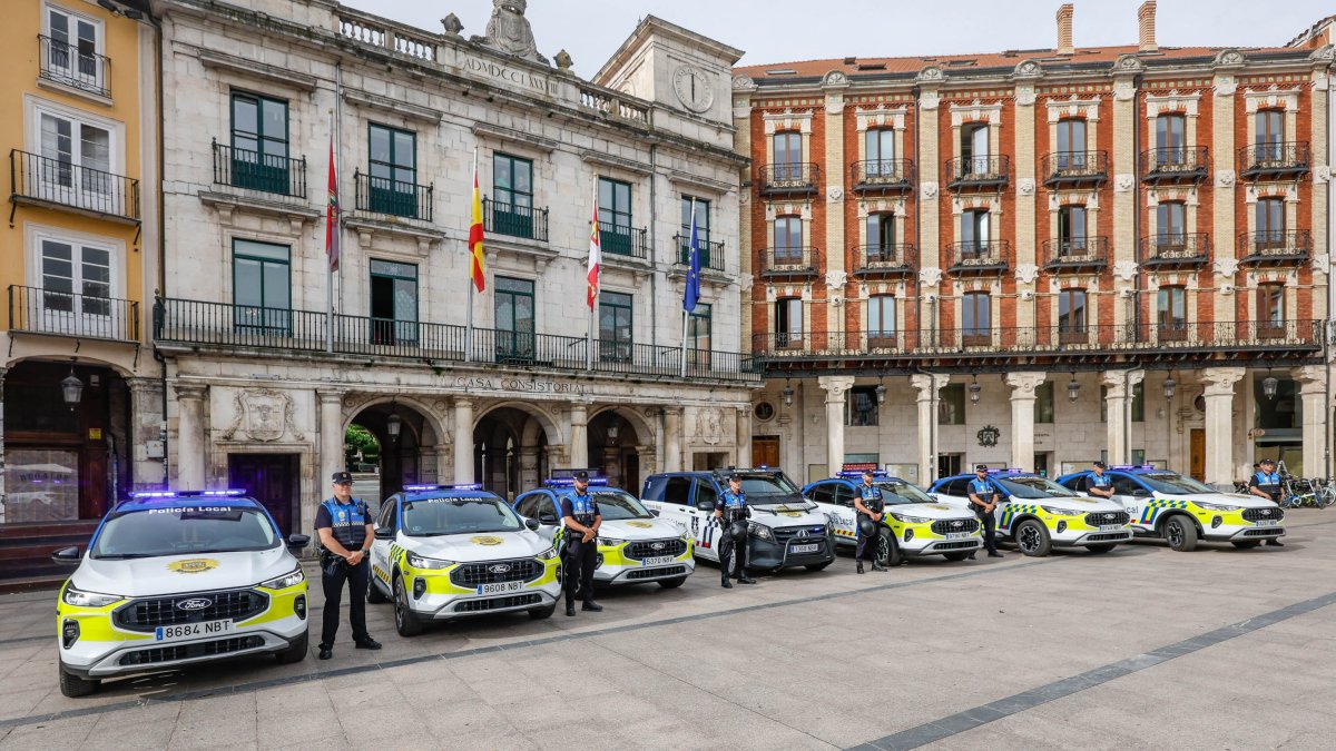 Presentación de seis nuevos coches de la Policía Local en la Plaza Mayor.