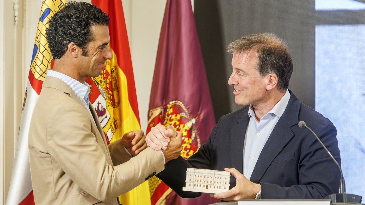 Morenito de Aranda, ayer, junto al presidente de la Diputación Provincial, Borja Suárez