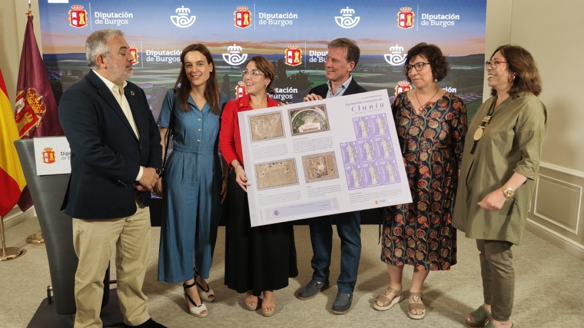 Instante de la presentación del sello dedicado al Yacimiento Arqueológico de Clunia.