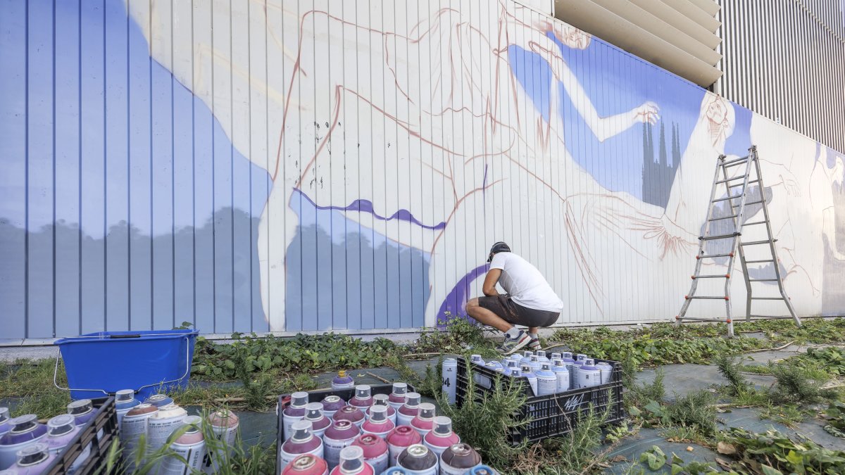 Christian Sasa, en pleno proceso de confección del mural ‘Naturaleza transitoria’, junto al Fórum Evolución.