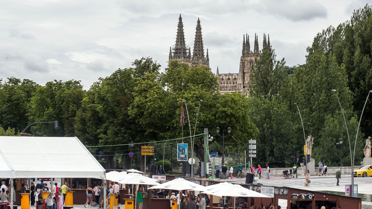 Vista general de las casetas de la Feria de Tapas, en el paseo de la Sierra de Atapuerca, en la edición de 2024.