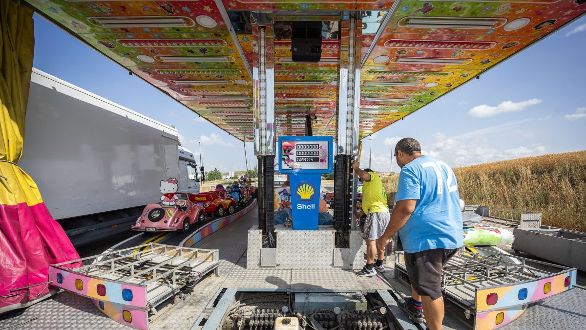 Varios grupos de feriantes se afanaban en dejar lista la instalación de las barracas que abrirá sus puertas este viernes.