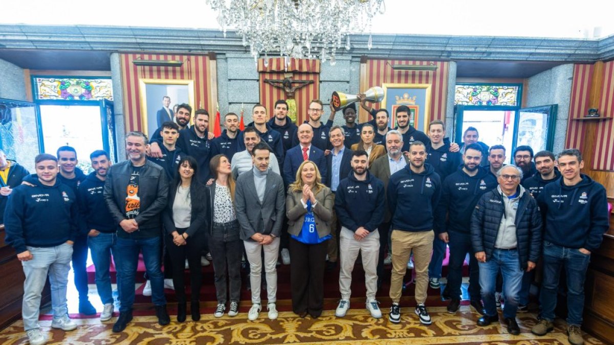 Los jugadores del San Pablo Burgos, con miembros de la Corporación municipal.