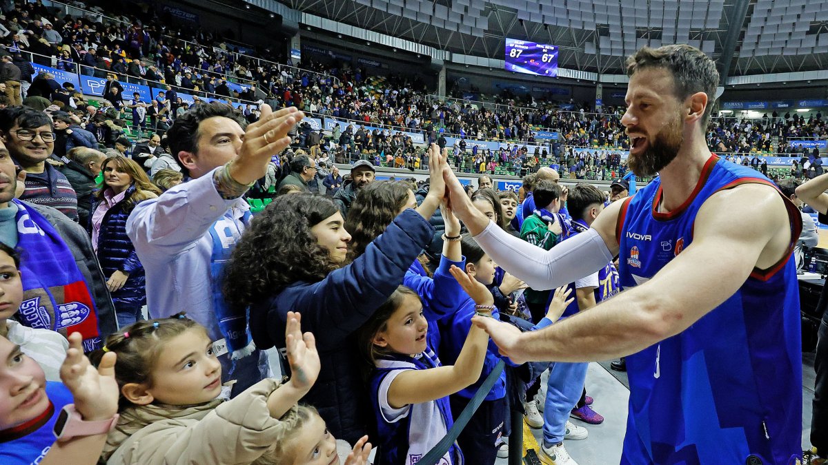 Pablo Almazán saluda a los aficionados tras un partido.