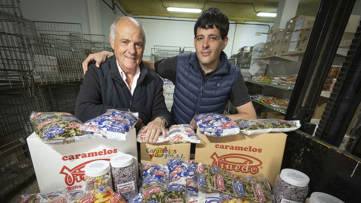 José y Diego Juez, padre e hijo responsables de mantener en el mercado los caramelos Pinedo.