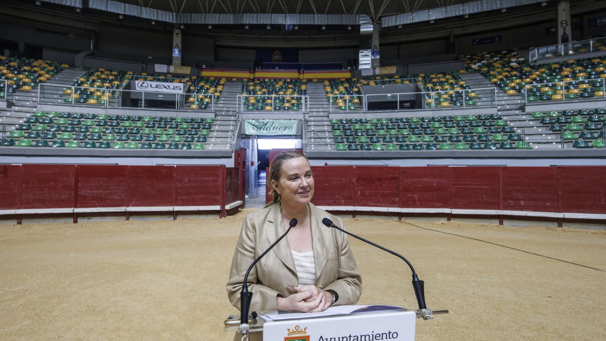 Cristina Ayala, durante su intervención en el albero del Coliseum Burgos, con motivo del 10 aniversario de la instalación.