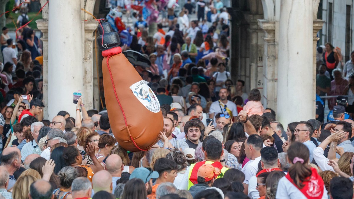 La bota ya se mueve entre los asistentes al comienzo de las fiestas en la Plaza Mayor.