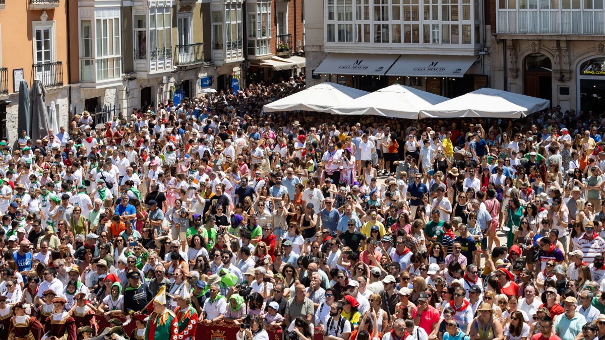 Imagen del canto del Himno a Burgos en la plaza del Rey San Fernando.