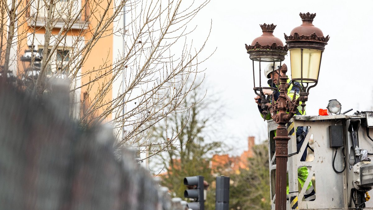Cambio de luminarias en Burgos, a la altura de la plaza Vega, para colocar tecnología led.
