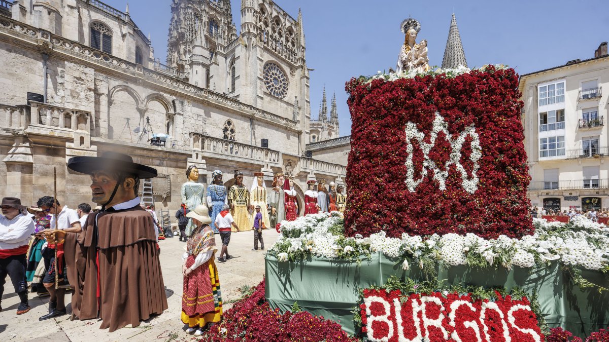 Manto de flores creado para Santa María la Mayor.