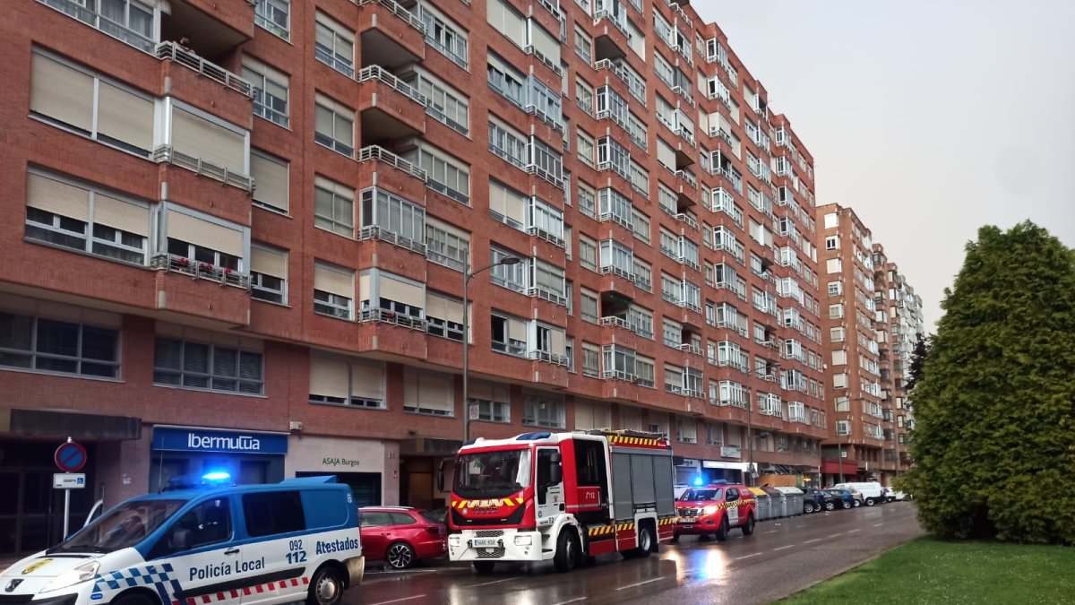Los Bomberos acuden a una urgencia tras la tormenta en la avenida la Paz.