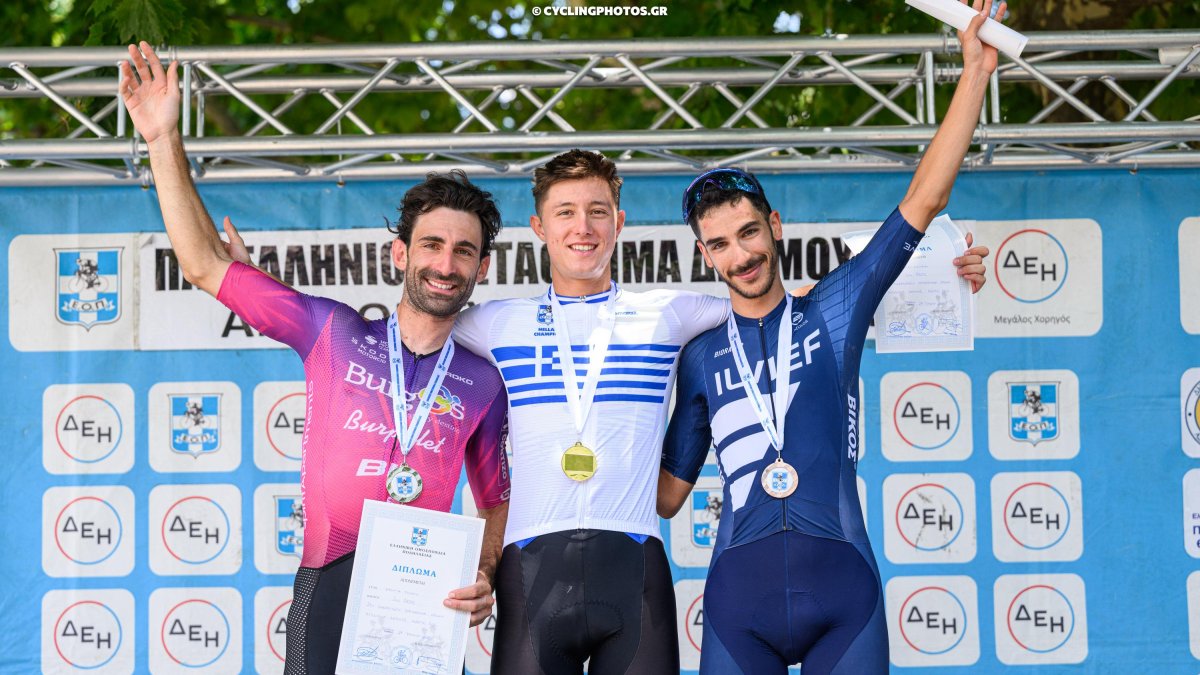 Georgios Bouglas, en el podio del Campeonato de Grecia.