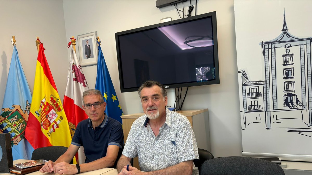 El concejal José Antonio Fuertes con el director de la Banda de Música Villa de Aranda