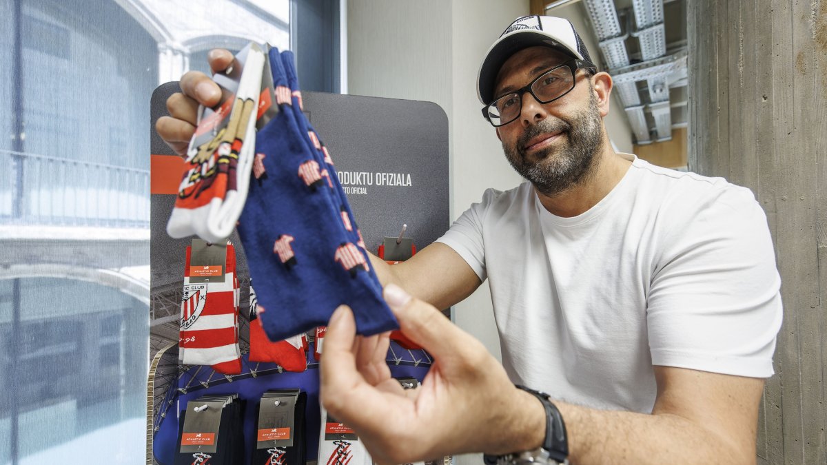 Rafa Rodríguez muestra algunos de los calcetines creados para el club vasco.